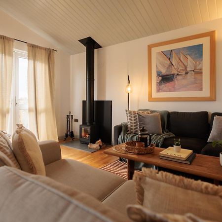 The Retreat, Waterfront & Log Burner Villa Christchurch  Buitenkant foto