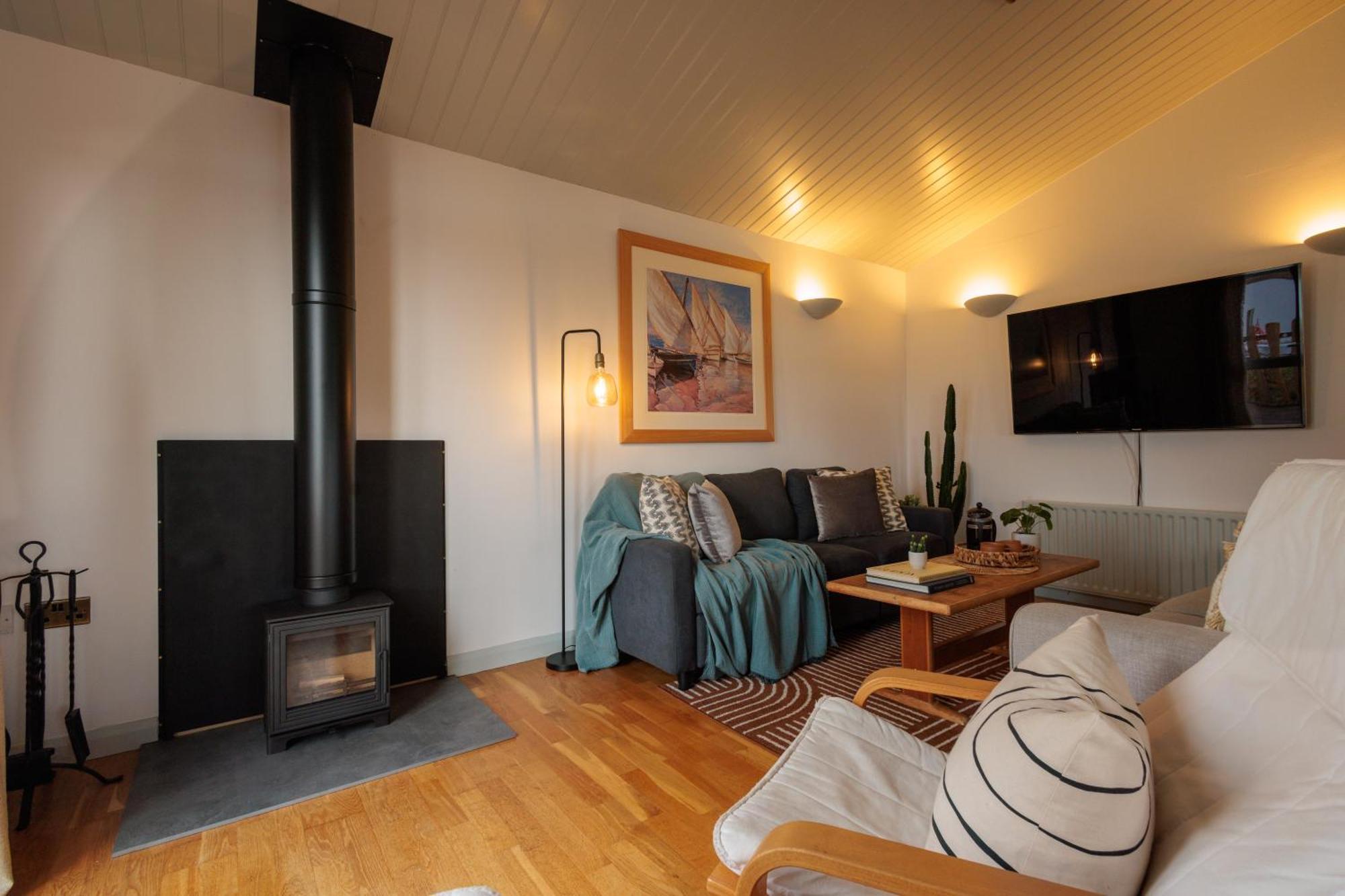 The Retreat, Waterfront & Log Burner Villa Christchurch  Buitenkant foto